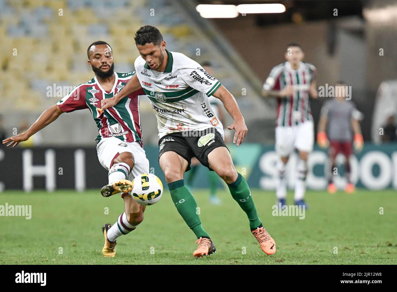 Samuel Xavier do Fluminense disputa o lance com Márcio Silva do Coritiba, durante a partida entre Fluminense e Coritiba, pela 23ª rodada do Campeonato Brasileiro Série A 2022, no Estádio do Maracanã, neste sábado 20. Stockfoto