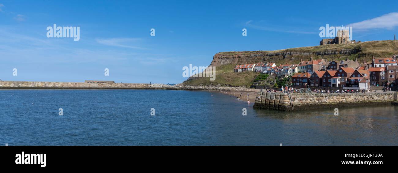Blick nach Süden vom Westpier am Eingang zum Whitby Harbour mit Blick auf Whitby Abbey, Whitby, North Yorkshire, Yorkshire, England, VEREINIGTES KÖNIGREICH Stockfoto