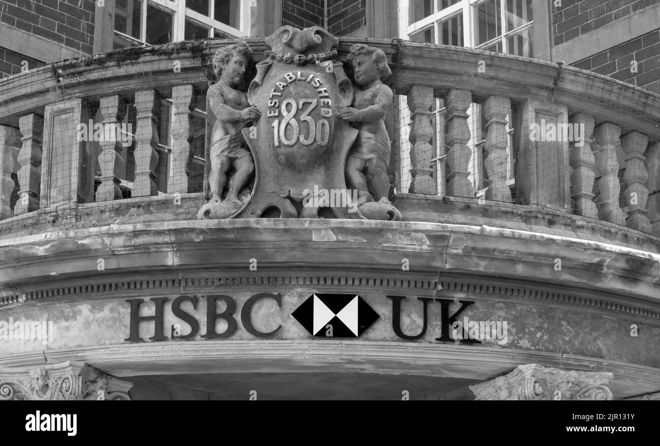 Die Fassade am Eingang zur HSBC Bank, Baxtergate, Whitby, North Yorkshire, Yorkshire, England, Großbritannien Stockfoto