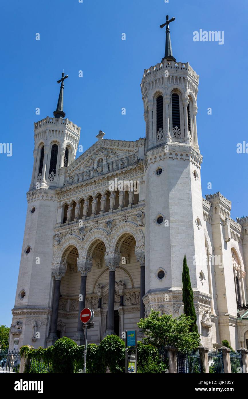Eine vertikale Aufnahme der Basilika Notre Dame de Fourviere, Lyon, Frankreich Stockfoto