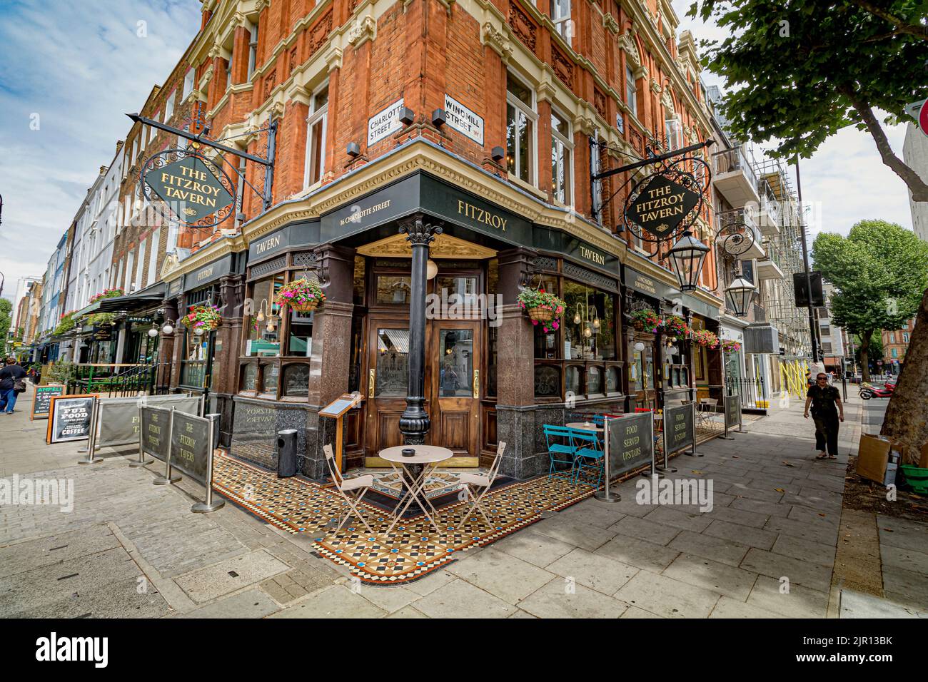 The Fitzroy Tavern ein viktorianischer Pub an prominenter Stelle an der Ecke Charlotte Street und Windmill Street in Fitzrovia, London W1 Stockfoto