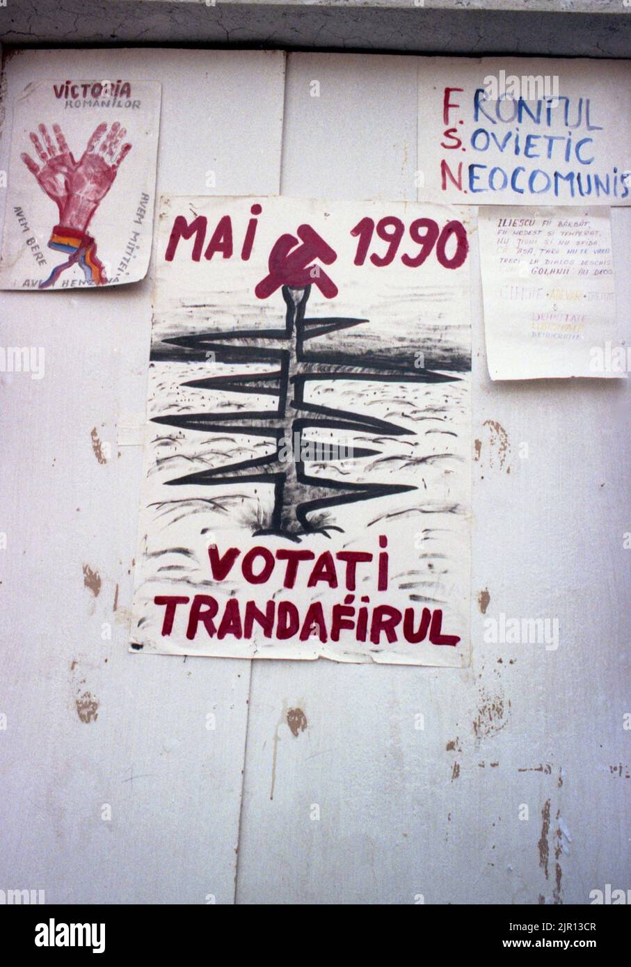 Brasov, Rumänien, April 1990. Nach der antikommunistischen Revolution von 1989 brachen im ganzen Land Proteste gegen die ehemaligen kommunistischen Beamten aus, die sofort die Macht ergriffen hatten. Auf dem zentralen Platz von Brasov verurteilten Plakate und Banner die neue Partei an der Macht, F.S.N. Stockfoto