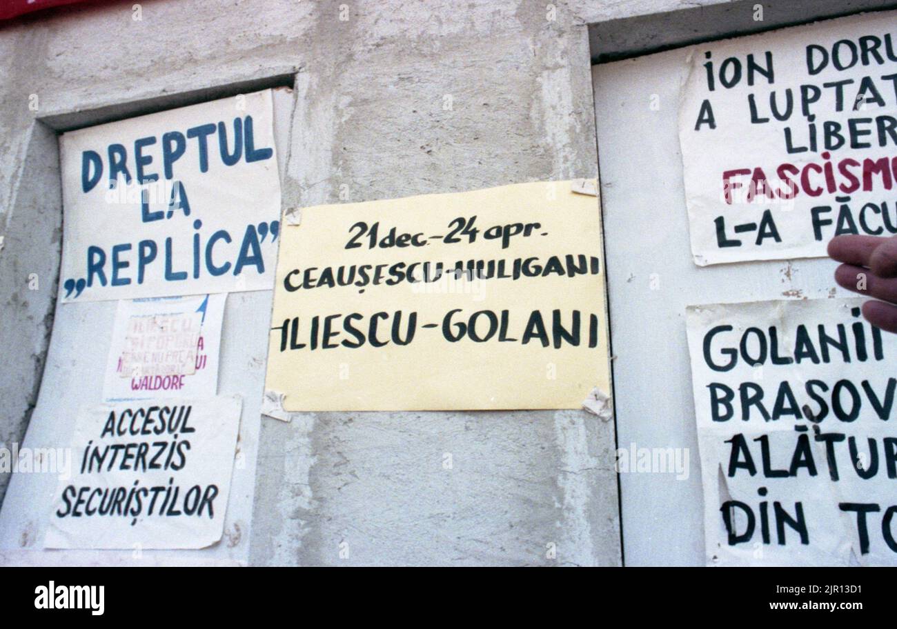 Brasov, Rumänien, April 1990. Nach der antikommunistischen Revolution von 1989 brachen im ganzen Land Proteste gegen die ehemaligen kommunistischen Beamten aus, die sofort die Macht ergriffen hatten. Auf dem zentralen Platz von Brasov verurteilten Plakate und Banner die neue Partei an der Macht, F.S.N. Stockfoto