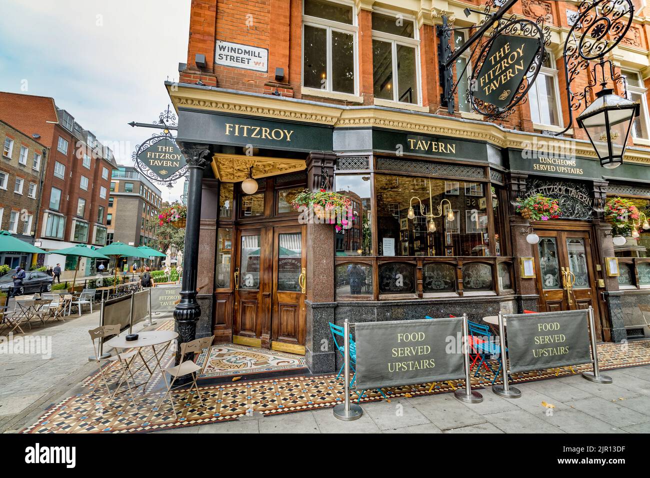 The Fitzroy Tavern ein viktorianischer Pub an prominenter Stelle an der Ecke Charlotte Street und Windmill Street in Fitzrovia, London W1 Stockfoto