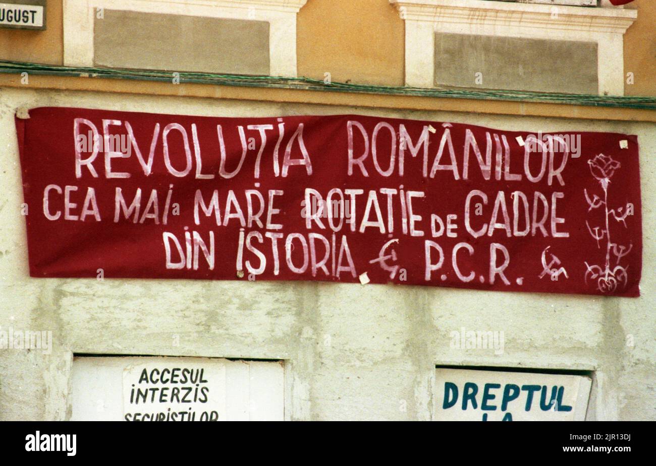Brasov, Rumänien, April 1990. Nach der antikommunistischen Revolution von 1989 brachen im ganzen Land Proteste gegen die ehemaligen kommunistischen Beamten aus, die sofort die Macht ergriffen hatten. Auf dem zentralen Platz von Brasov verurteilten Plakate und Banner die neue Partei an der Macht, F.S.N. Stockfoto