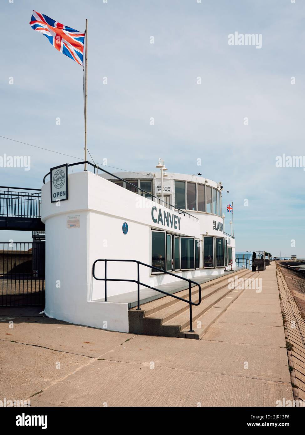 Die modernistische Betonarchitektur des Labworth Cafe befindet sich an der Küste von Canvey Island, Thames Estuary, Essex, England, Großbritannien Stockfoto