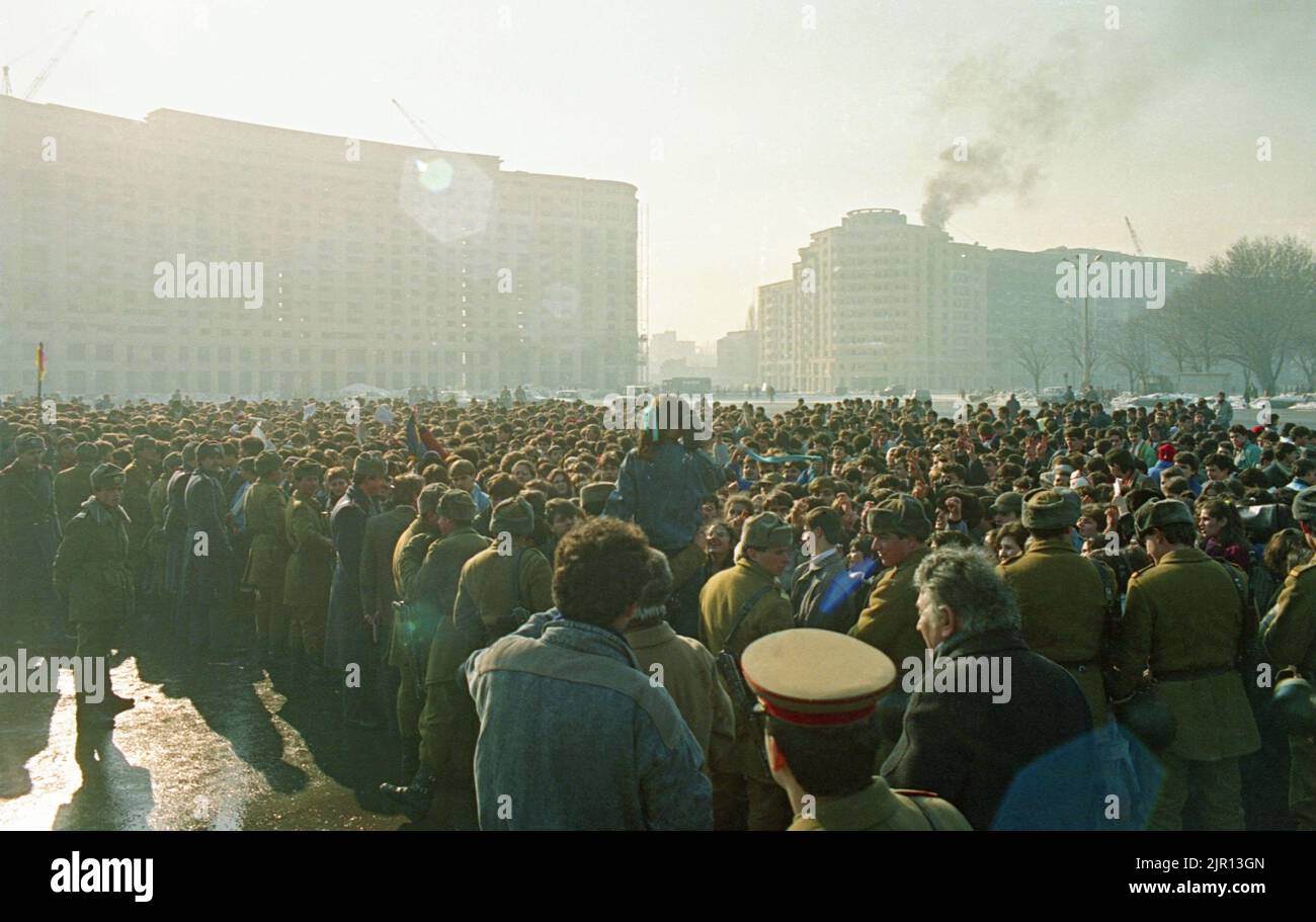 Bukarest, Rumänien, 28. Januar 1990. Einen Monat nach der antikommunistischen Revolution protestieren Anhänger der historischen (rechten) Parteien gegen das neue politische System, das sich hauptsächlich aus ehemaligen kommunistischen Beamten zusammensetzt. Der Protest begann auf dem Piata Victoriei (Siegesplatz), vor dem Siegespalast, der zum Hauptquartier der neuen Partei an der Macht wurde, F.S.N. Stockfoto