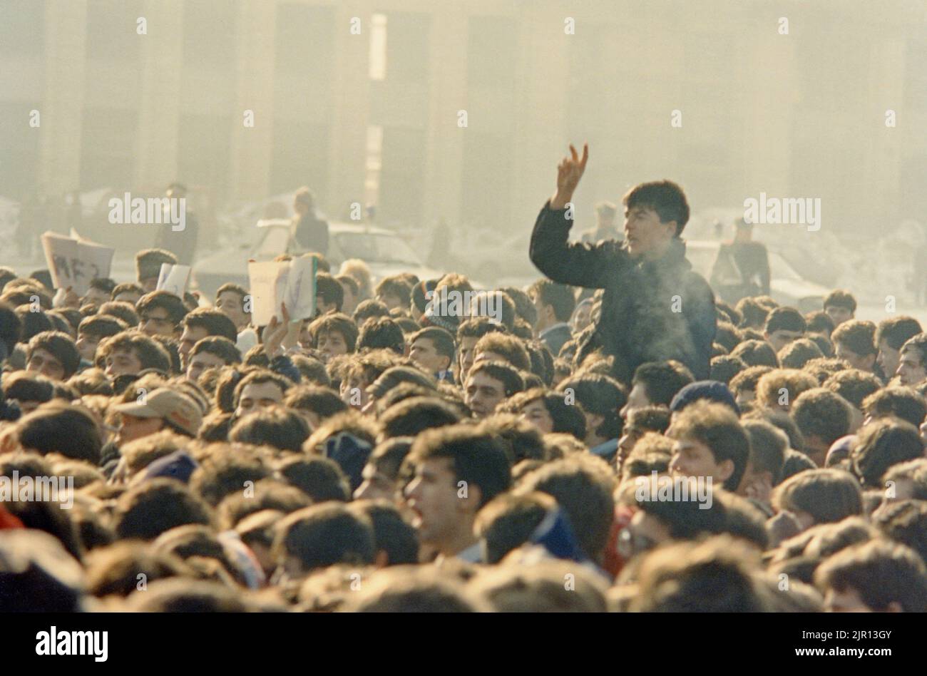 Bukarest, Rumänien, 28. Januar 1990. Einen Monat nach der antikommunistischen Revolution protestieren Anhänger der historischen (rechten) Parteien gegen das neue politische System, das sich hauptsächlich aus ehemaligen kommunistischen Beamten zusammensetzt. Der Protest begann auf dem Piata Victoriei (Siegesplatz), vor dem Siegespalast, der zum Hauptquartier der neuen Partei an der Macht wurde, F.S.N. Stockfoto