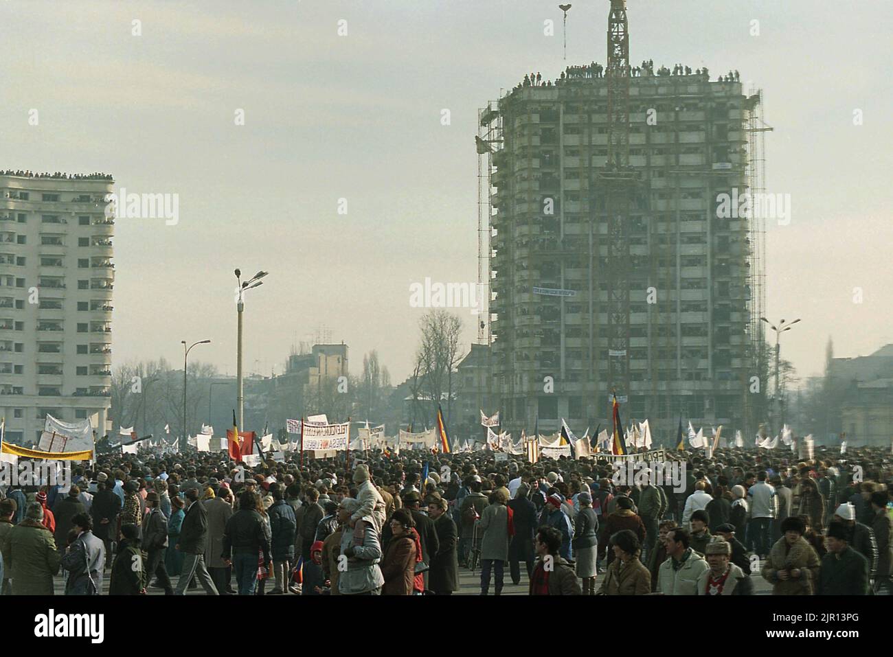 Bukarest, Rumänien, 28. Januar 1990. Einen Monat nach der antikommunistischen Revolution protestieren Anhänger der historischen (rechten) Parteien gegen das neue politische System, das sich hauptsächlich aus ehemaligen kommunistischen Beamten zusammensetzt. Der Protest begann auf dem Piata Victoriei (Siegesplatz), vor dem Siegespalast, der zum Hauptquartier der neuen Partei an der Macht wurde, F.S.N. Stockfoto