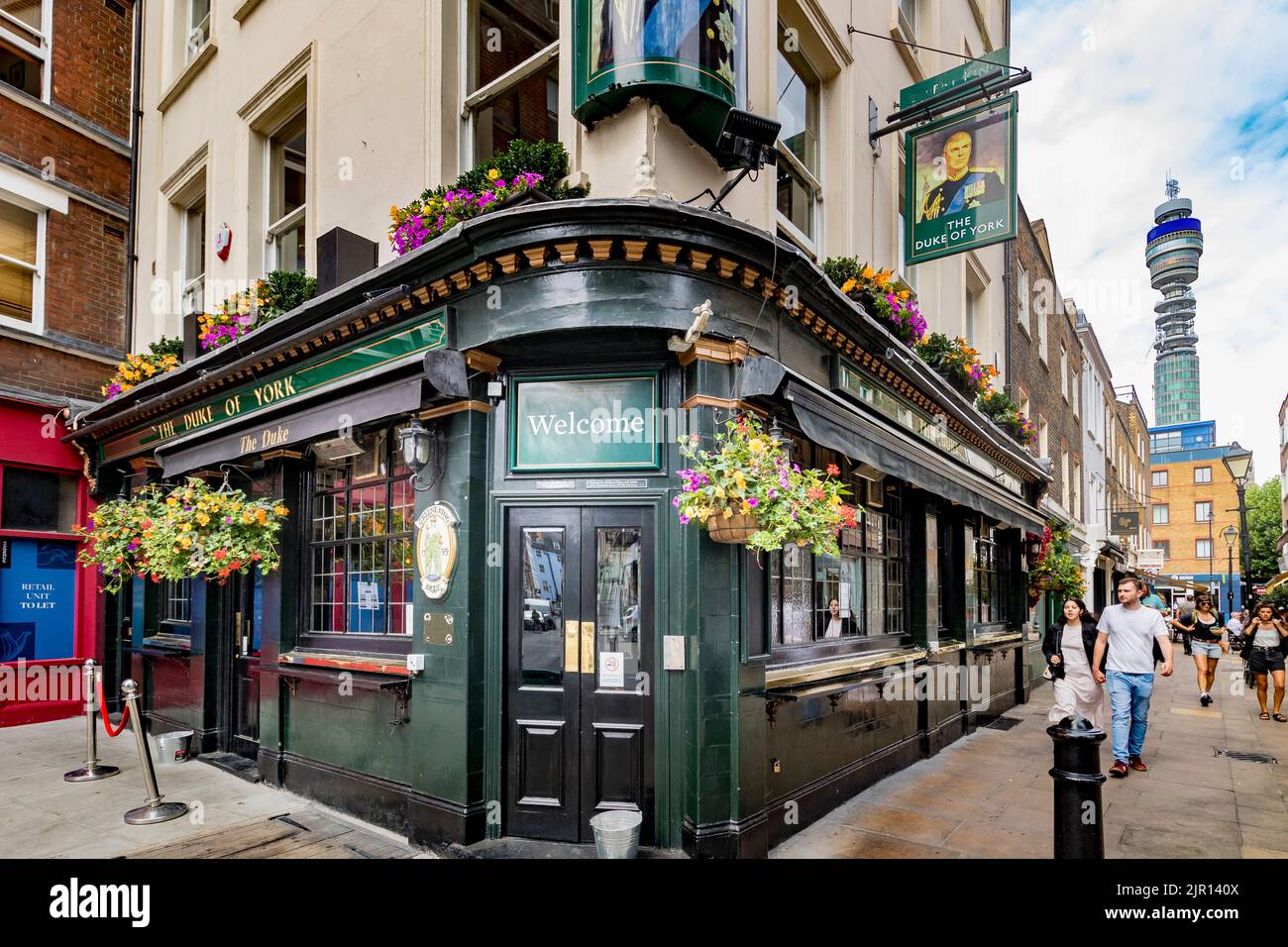 The Duke of York Pub ein viktorianischer Pub in der Rathbone Street, mit dem BT Tower in der Ferne, Fitzrovia, London Stockfoto