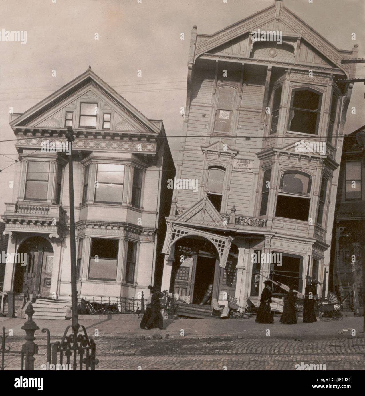 Ein Vintage-Foto aus dem Jahr 1906 von Häusern in der Howard Street, die während des Erdbebens in San Francisco im April 18 1906 beschädigt wurden. Es war eines der tödlichsten Erdbeben in den Vereinigten Staaten. Die Zahl der Todesopfer ist nach wie vor der größte Verlust an Menschenleben durch eine Naturkatastrophe in der Geschichte Kaliforniens Stockfoto