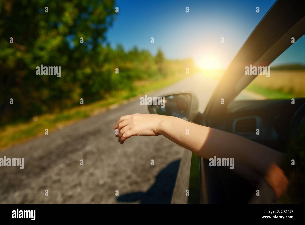 Woman's Hand außerhalb Auto Fenster. Sommerferien Konzept. Stockfoto