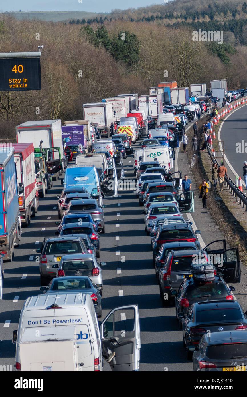 Auf einer britischen Autobahn stehen 3 Fahrspuren in der Warteschlange, während Fahrer aus ihren Autos fahren, wenn sich aufgrund einer Autobahnsperrung aufgrund eines Notfalls ein Stau bildet Stockfoto