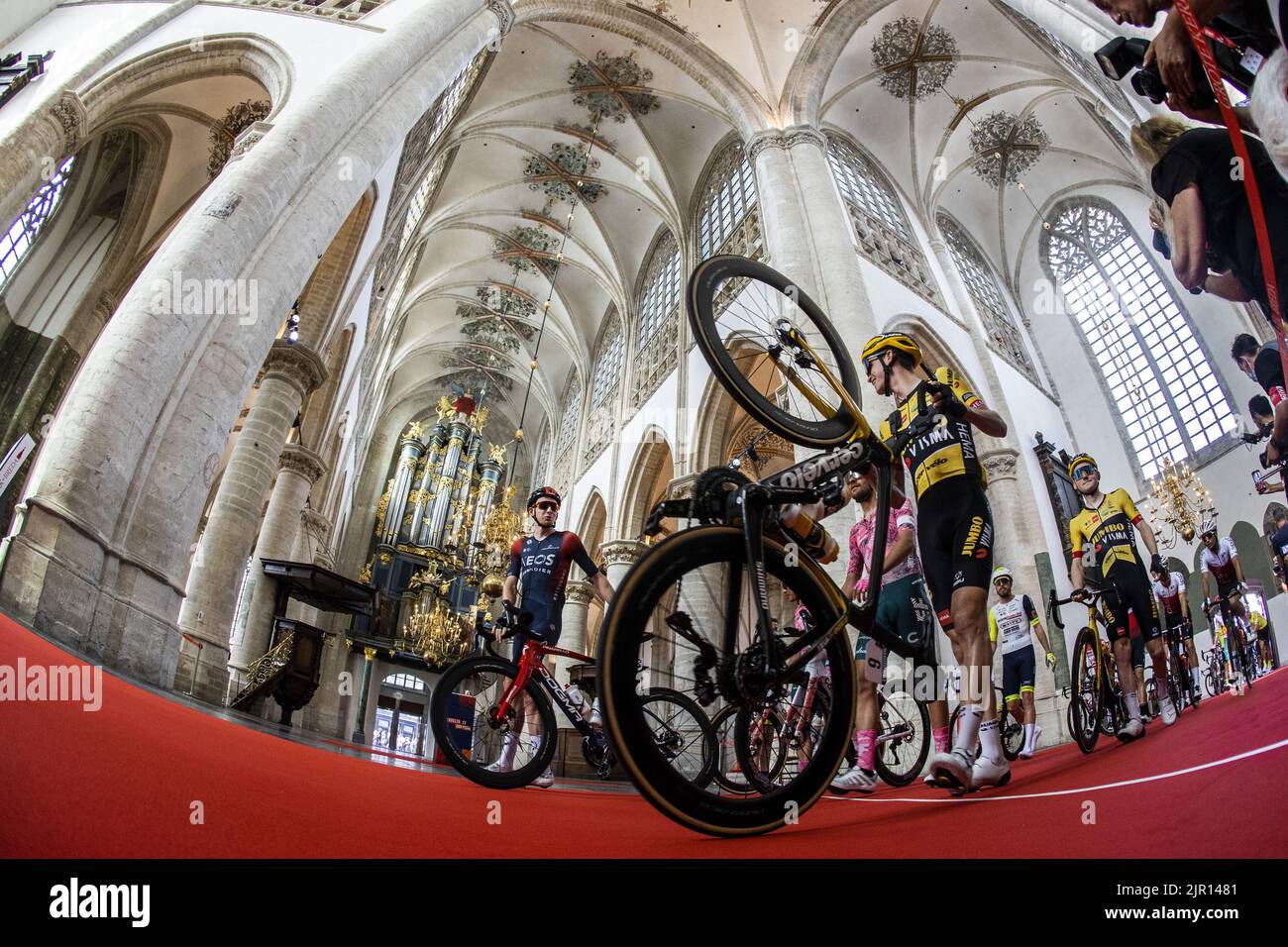 BREDA die Fahrer gehen mit ihren Fahrrädern durch die Grote Kerk