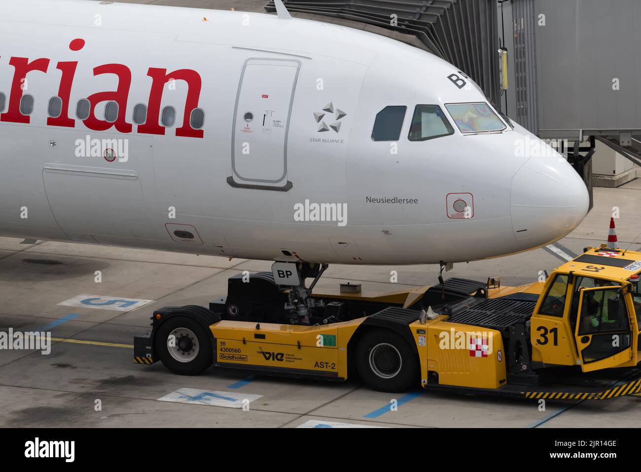 Flughafenmitarbeiter Mit Rückzugstraktor, Der Das Flugzeug Zur Start- Und Landebahn Schleppt Stockfoto