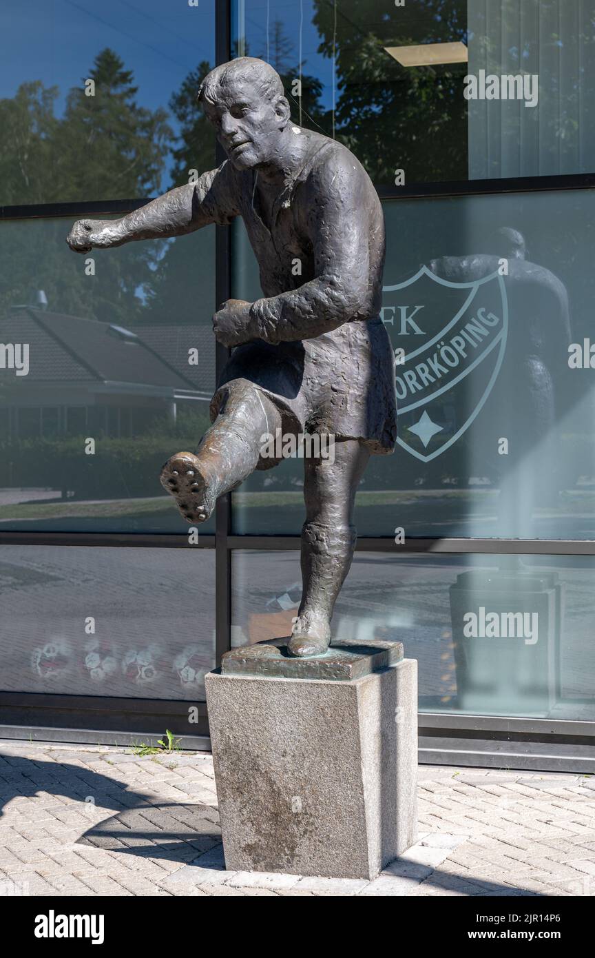 Öffentliche Kunst in Norrkoping - Skulptur des legendären Fußballspielers Gunnar Nordahl aus dem Jahr 1997 von Jan Steen vor der Platinumcars Arena. Stockfoto