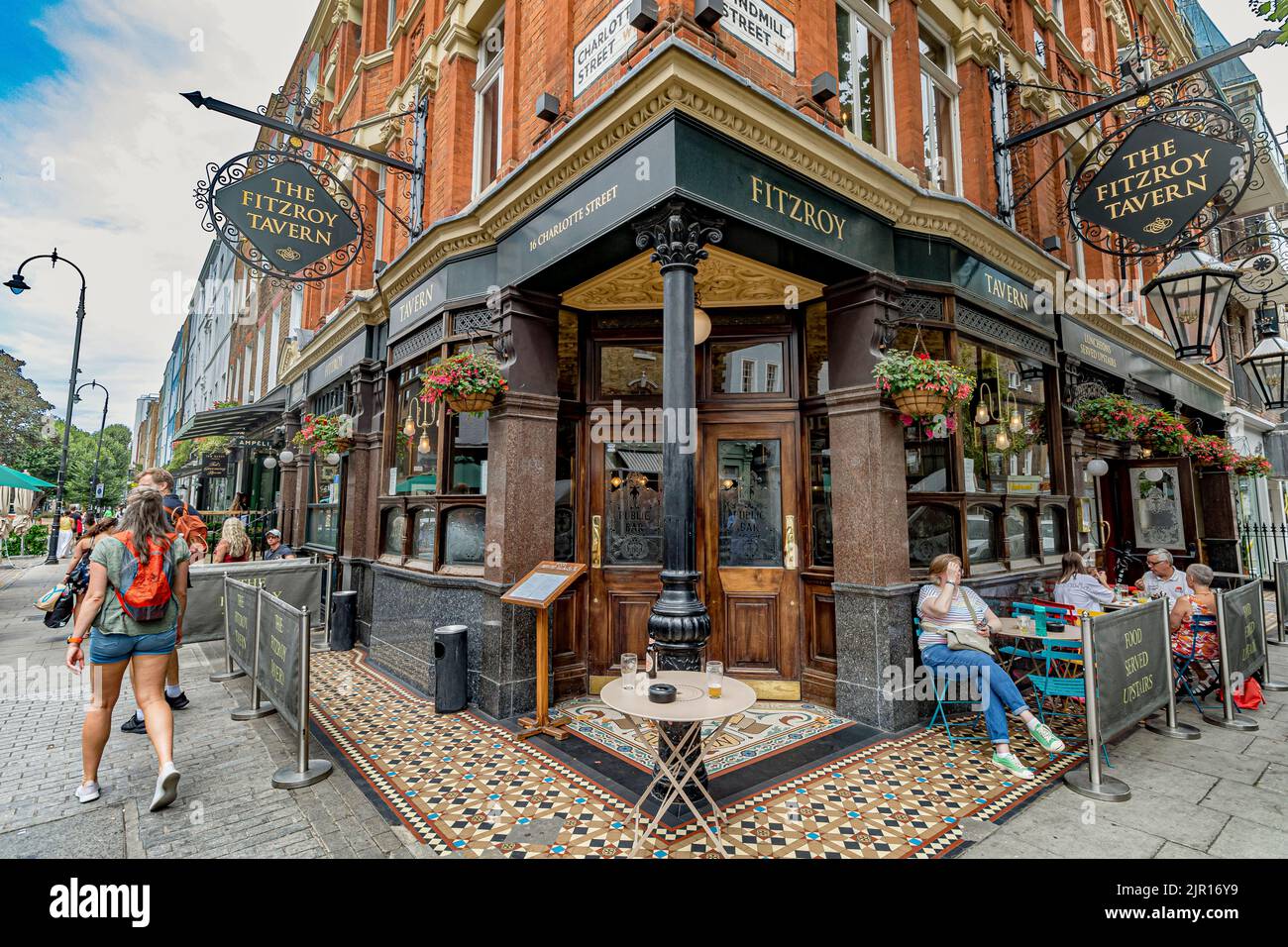 Die Fitzroy Tavern befindet sich in einer prominenten Lage an der Ecke Charlotte Street und Windmill Street in Fitzrovia , London W1 Stockfoto