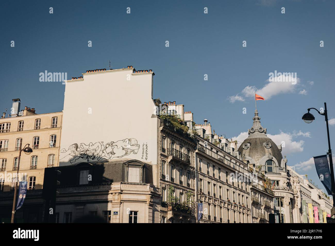 Die Eckgebäude an der berühmten Boulevard Haussmann Straße in Paris Stockfoto