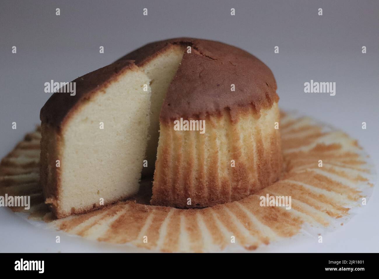 Mawa-Kuchen In Scheiben. Es ist ein reicher und köstlicher Kuchen aus verdunstter getrockneter Milch, Vollmehl, Butter, Milch, Rahm und Zucker. Schuss auf WH Stockfoto