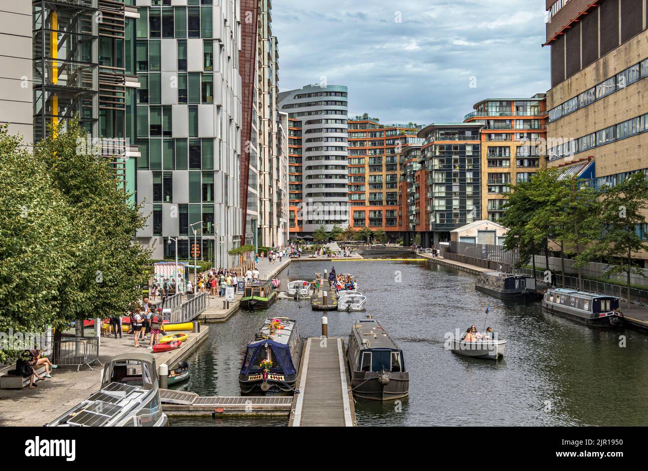 Paddington Basin, ein langes Kanalbecken, umgeben von Apartments, Büros und Restaurants mit Blick auf den Grand Union Canal, Paddington, London Stockfoto