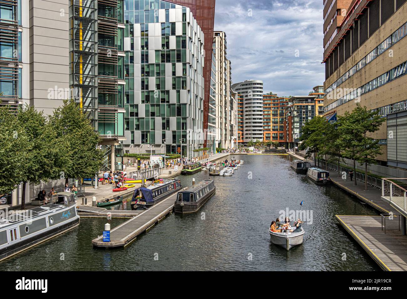 Paddington Basin, ein langes Kanalbecken, umgeben von Apartments, Büros und Restaurants mit Blick auf den Grand Union Canal, Paddington, London Stockfoto