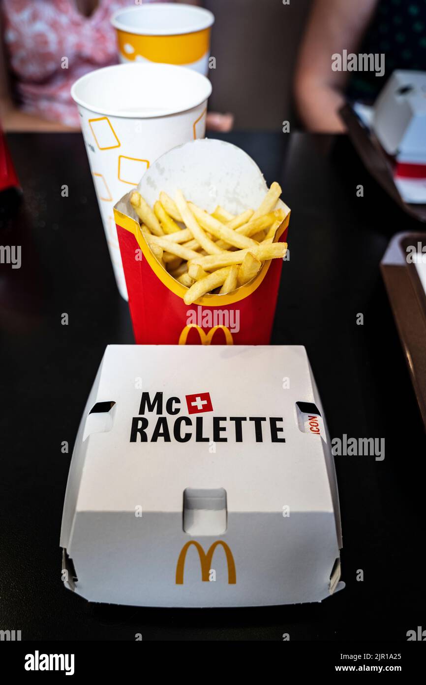 Der Mclette Racburger und Pommes Frites in McDonalds, Genf Stockfoto