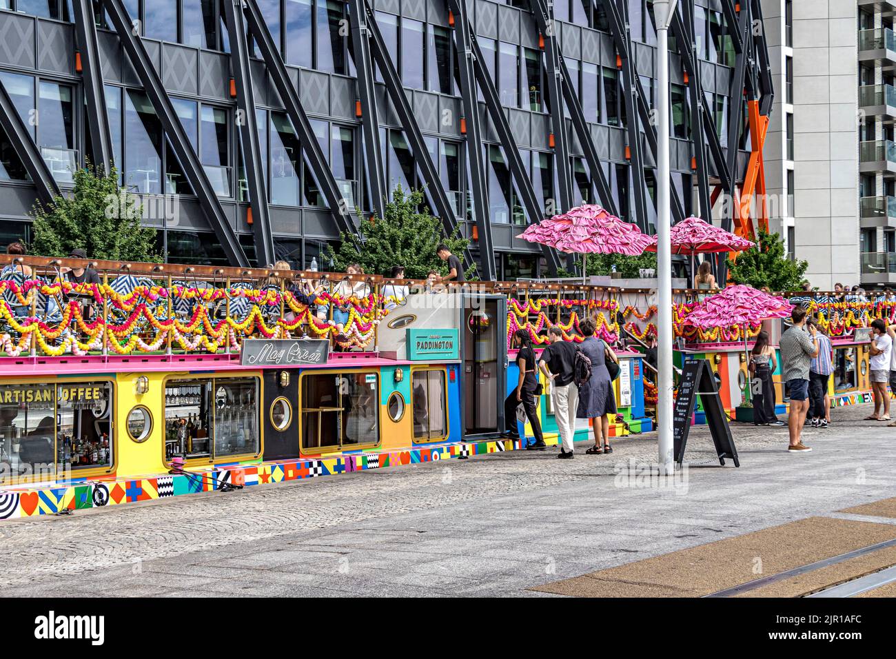 Darcie & May Green , ein australisches Restaurant auf einem Barge ein lebendiges Lokal auf einem Barge, das vom Pop-Künstler Sir Peter Blake, Paddington, London W2, entworfen wurde Stockfoto