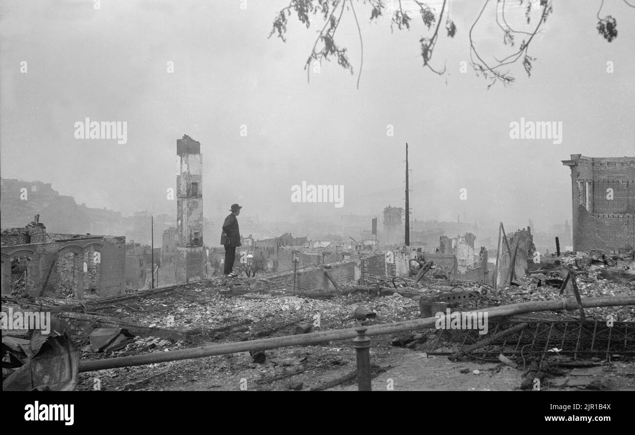 Ein Vintage-Foto aus dem Jahr 1906, die Ruinen des alten Chinatown im Nachspiel des Erdbebens in San Francisco vom April 18 1906. Es war eines der tödlichsten Erdbeben in den Vereinigten Staaten. Die Zahl der Todesopfer ist nach wie vor der größte Verlust an Menschenleben durch eine Naturkatastrophe in der Geschichte Kaliforniens Stockfoto