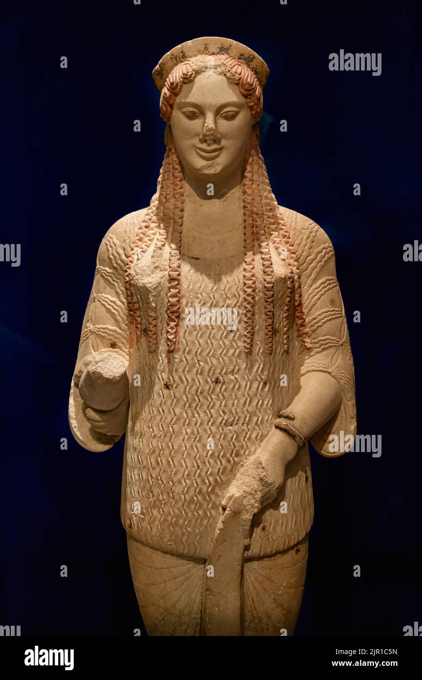 Skulptur eines Mädchens (kore) aus Marmor mit Pigmenten verschiedener Farben. Das antike Objekt ist im Royal Ontario Museum zu sehen Stockfoto