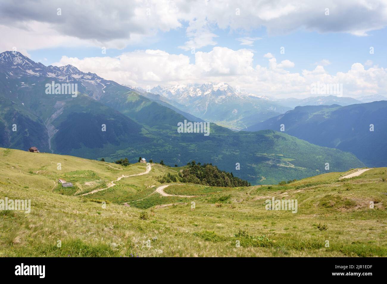 Obere Svaneti-Region, Georgien. Im Sommer schöne Landschaft von Svaneti in der Nähe von Mestia. Stockfoto