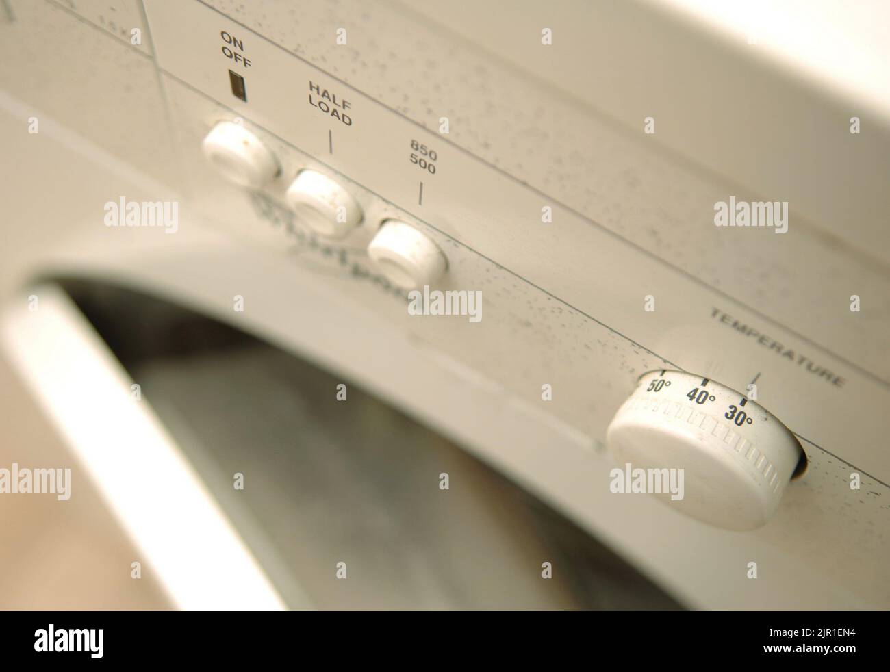Aktenfoto vom 27/12/06 einer Waschmaschine. Haushalte mit intelligenten Zählern könnten für das Abschalten von Hochenergie-Geräten wie Waschmaschinen in Spitzenzeiten bezahlt werden, um das Risiko von Stromausfällen in diesem Winter zu verringern. Ausgabedatum: Sonntag, 21. August 2022. Stockfoto
