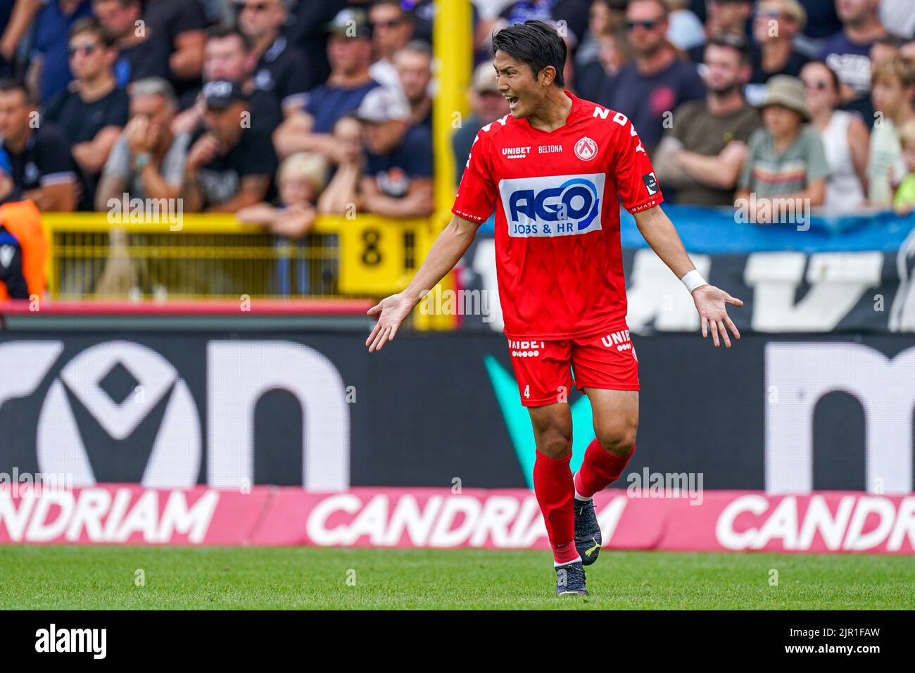 BRUGGES, BELGIEN - 21. AUGUST: Tsuyoshi Watanabe von KV Kortrijk während des Jupiler Pro League-Spiels zwischen Club Brugge KV und KV Kortrijk am 21. August 2022 im Jan Breydelstadion in Brugges, Belgien (Foto: Joris Verwijst/Orange Picles) Stockfoto