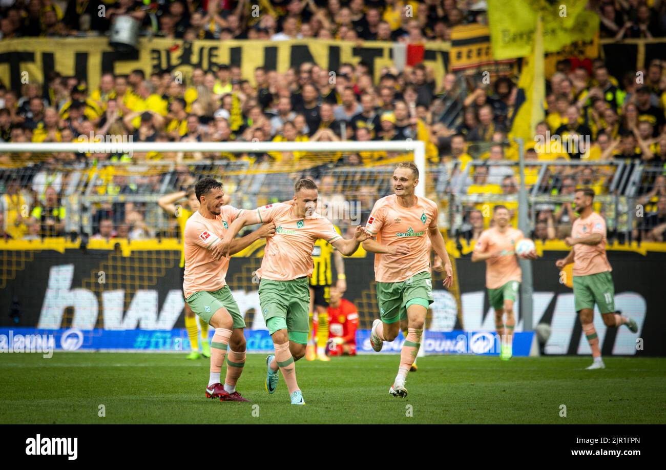 Torjubel: Milos Veljkovic (Werder), Niklas Schmidt (Werder), Amos Pieper (Werder) Borussia Dortmund - Werder Bremen 20.08.2022, Fussball; Saison 20 Stockfoto