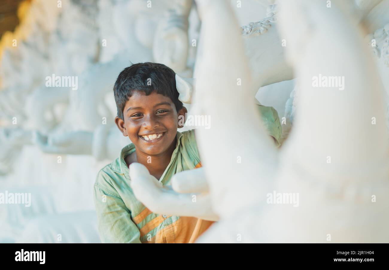 Pileru, Indien - Juli 28,2022:lächelndes Kind mit wenigen Zähnen, lächelndes Kind mit hellem Hintergrund. Stockfoto