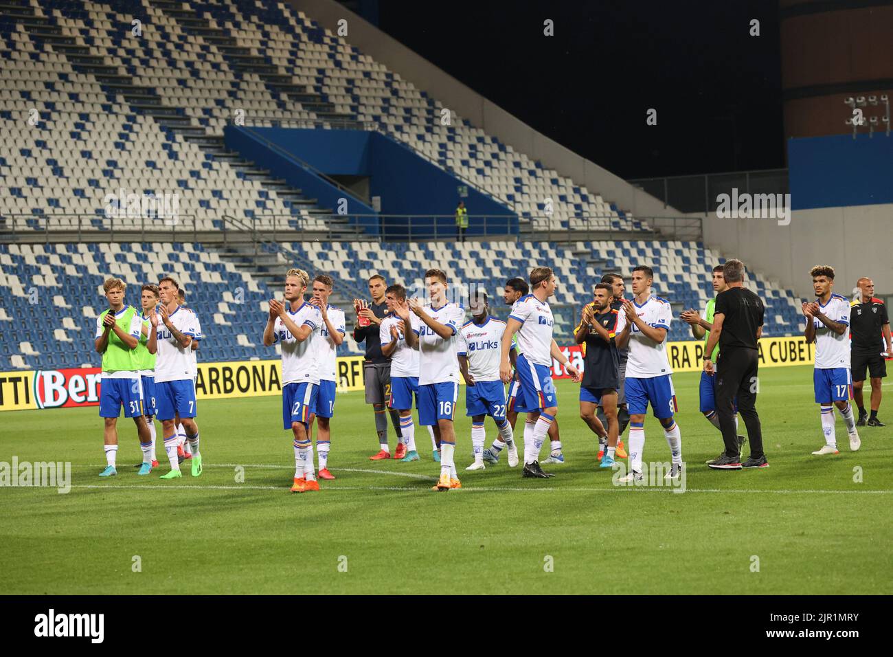 Foto Michele Nucci/LaPresse 20 Agosto 2022 - Reggio Emilia, Italia Sport calcio Sassuolo Calcio u.s. vs. Lecce u.s. - Campionato di calcio Serie A Tim 2022/2023 - stadio &#x201C;Mapei&#x201D; Nella foto: i giocatori del Lecce eine schöne Partita Foto Michele Nucci/LaPresse 20. August 2022 - Reggio Emilia, Italien Fußball Sassuolo calcio u.s. vs. Lecce u.s. - Ital Football Championship League A Tim 2022/2023 - &#x201C;Mapei&#x201D; Stadion im Bild: Die Spieler von Lecce am Ende des Spiels Stockfoto