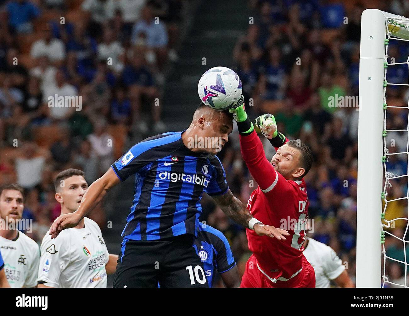 Foto Spada/LaPresse 20 Agosto 2022 - Mailand, Italien - Sport, calcio - Inter vs Spezia - Campionato italiano di calcio Serie A Tim 2022/2023 - Stadio San Siro. Nella foto: Lautaro Martinez (Inter Mailand) 20. August 2022 Mailand, Italien - Sport, calcio - Inter vs Spezia - Italienische Serie A Fußballmeisterschaft 2022/2023 - San Siro Stadion. Im Bild: Lautaro Martinez (Inter Mailand) Stockfoto