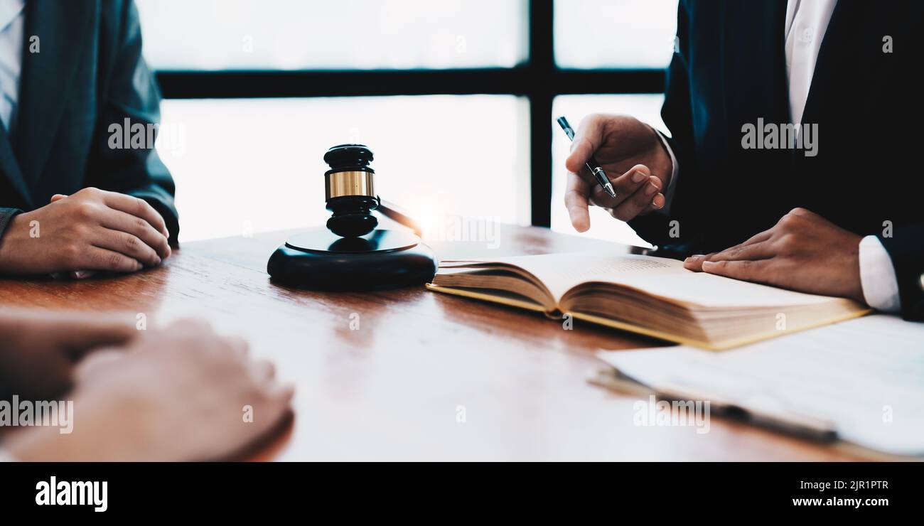 Geschäftsleute und Juristen unterzeichnen und erklären den Kunden im Büro. Stockfoto