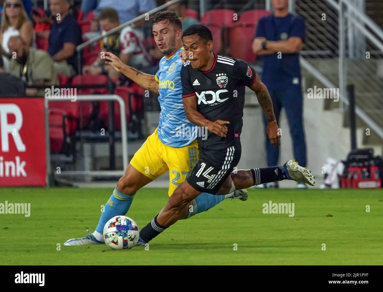 WASHINGTON, DC, USA - 20. AUGUST 2022: D.C. United Mittelfeldspieler Andy Najar (14) schneidet sich während eines MLS-Spiels zwischen D.C United und der Philadelphia Union am 20. August 2022 im Audi Field in Washington, DC, vom Philadelphia Union-Verteidiger Kai Wagner (27) ab. (Foto von Tony Quinn-Alamy Live News) Stockfoto