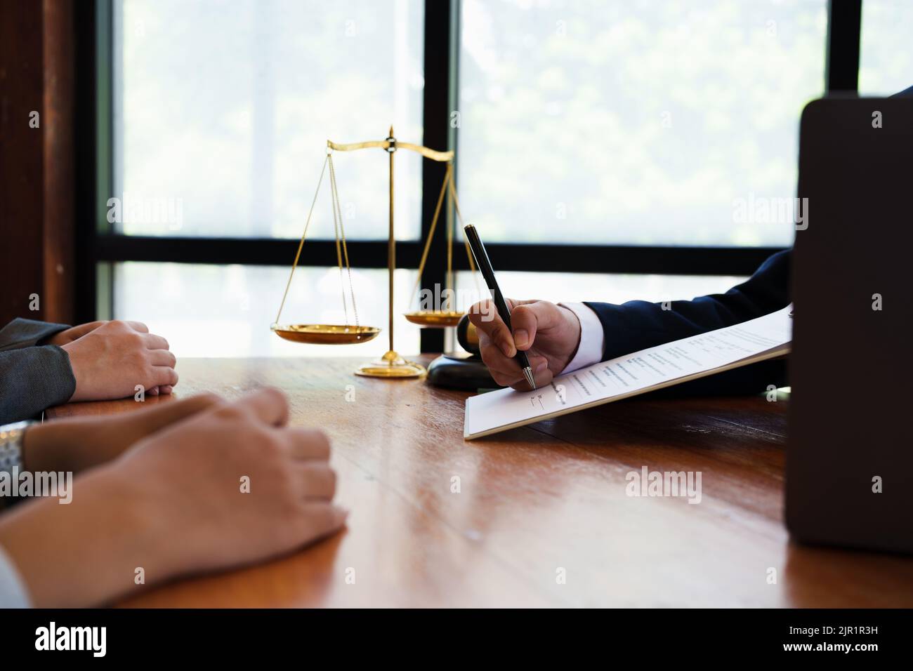 Die Hand eines Geschäftsmanns verwendet den Zeigefinger, um den Kunden den Vertrag, den Vertrag, den Geschäftsvertrag unterzeichnen zu lassen. Stockfoto