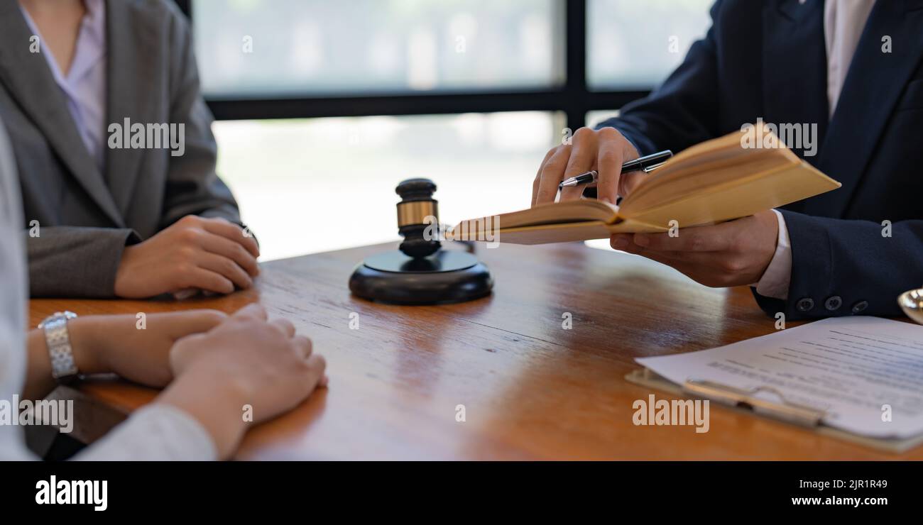 Geschäftsleute und Juristen unterzeichnen und erklären den Kunden im Büro. Stockfoto