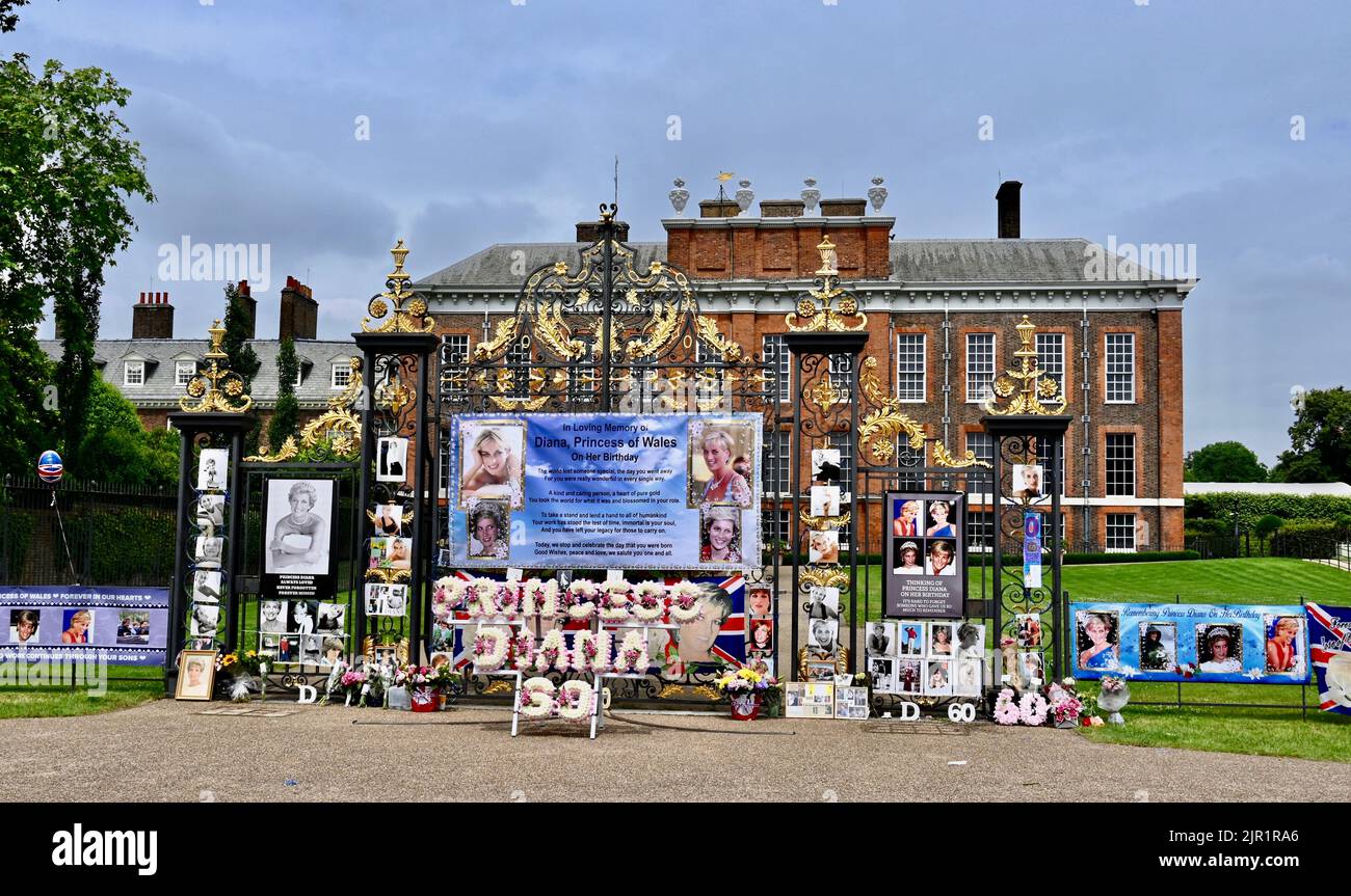 Royal Well Wisher markieren den Geburtstag von Prinzessin Diana im Jahr 60.. Prinz William und Prinz Harry enthüllten eine Statue von Pip Morrison zu Ehren ihrer verstorbenen Mutter, um an den Anlass zu erinnern. Kensington Palace, London. VEREINIGTES KÖNIGREICH Stockfoto