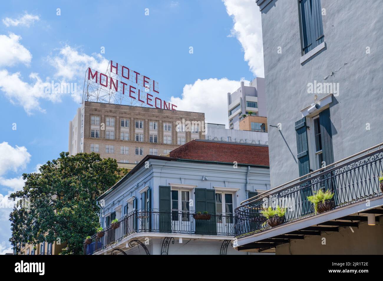 NEW ORLEANS, LA, USA - 20. AUGUST 2022: Blick auf das Dachschild des Hotel Monteleone und die umliegenden Gebäude im French Quarter Stockfoto