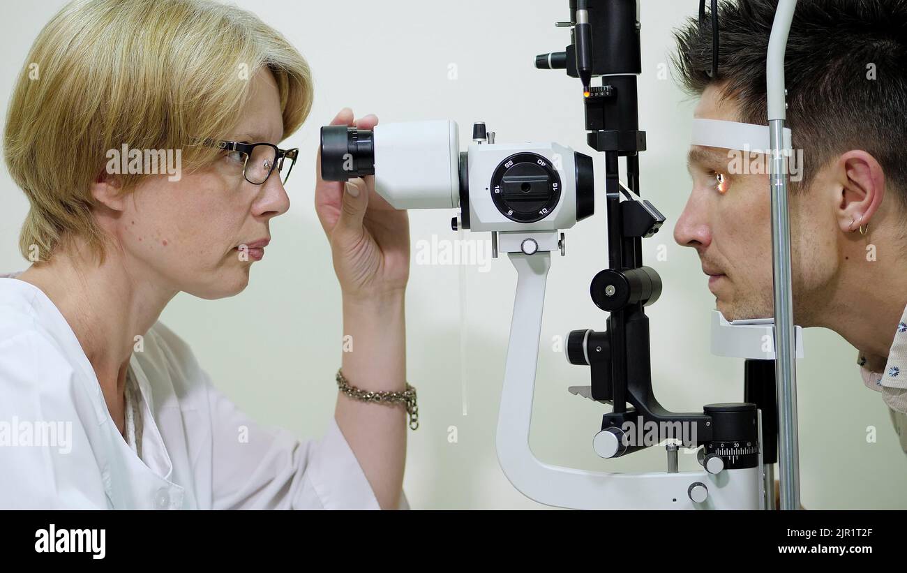 Augenärztin, Augenärztin mit berührungslosen Tonometer, ist ein Augenarzt, der die Sehkraft des Patienten, den Augeninnendruck in der Augenklinik oder im Optiklager, im ophthalmilogischen Labor, überbietet. Hochwertige Fotos Stockfoto