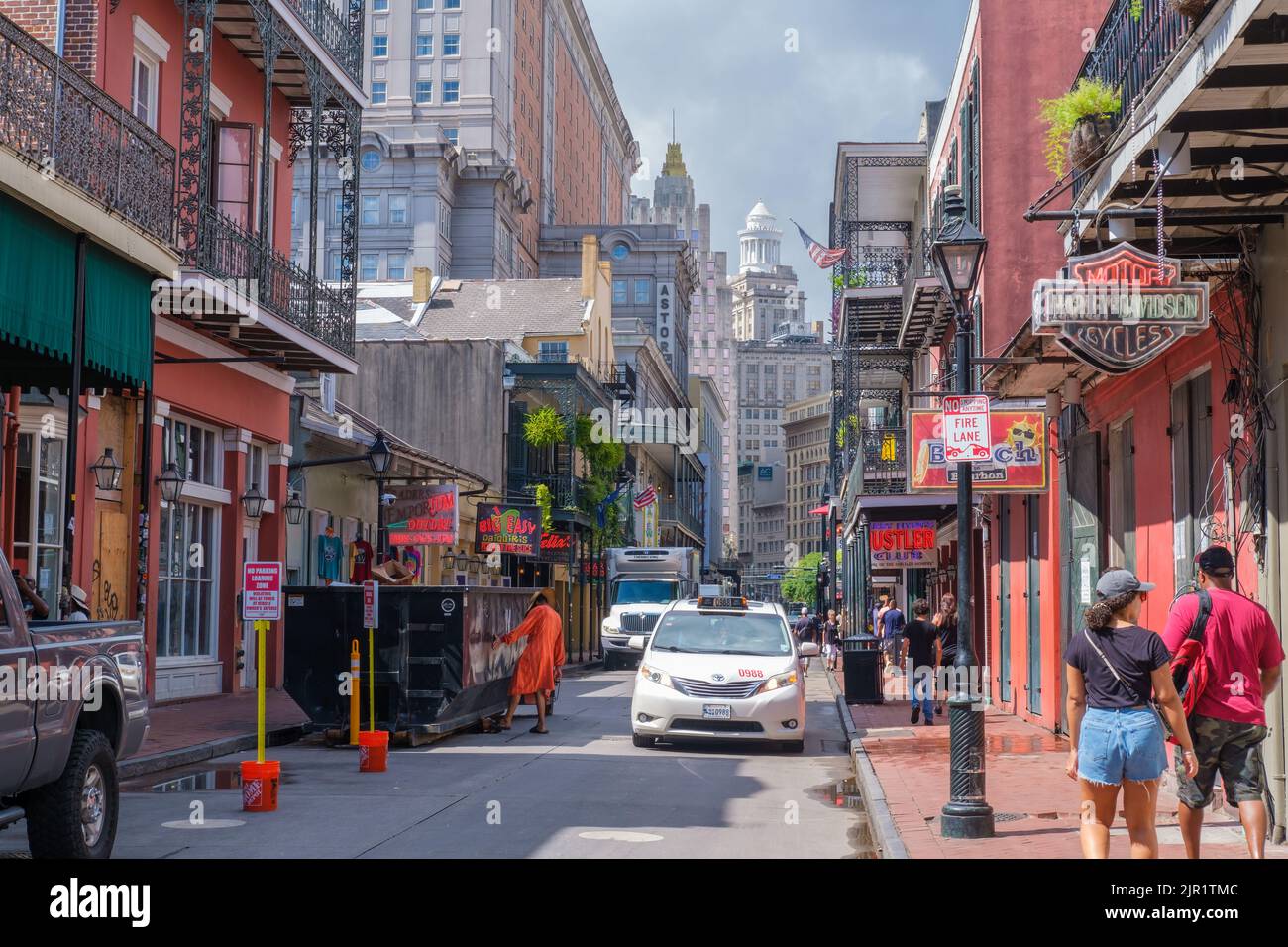 NEW ORLEANS, LA, USA - 20. AUGUST 2022: Stadtbild der historischen Bourbon Street mit Menschen- und Fahrzeugverkehr und hohen Innenstadtgebäuden im Hintergrund Stockfoto