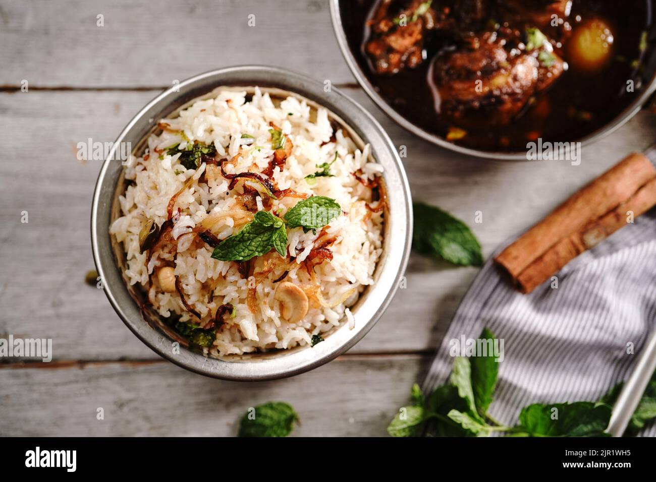 Malabar Ghee Reis oder Nei Choru mit Hühnerfleisch-Kurrée, selektiver Fokus Stockfoto