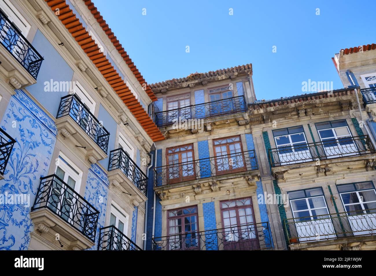 Typische Azulejos, oder handbemalte Keramikfliesen, und Balkone von traditionellen Porto Gebäuden und Residenzen im Stadtzentrum. Nordportugal Stockfoto