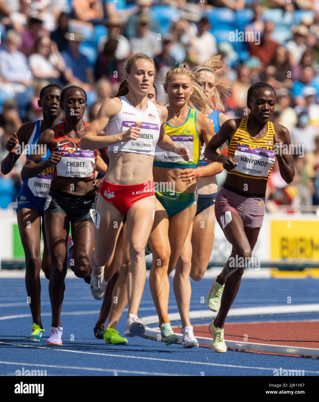 Die Engländerin Katie Snowden und die Ugandaerin Winnie Nanyondo treten bei den Commonwealth Games im Alexander Stadium, Birmingham, bei den Damen-1500m-Läufen an Stockfoto