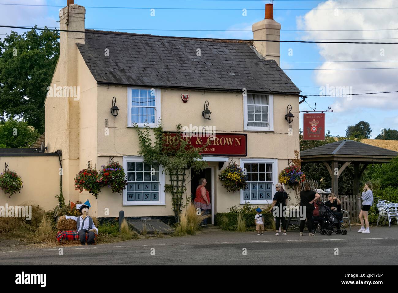 Flamstead Hertfordshire, Rose & Crown Pub, Trowley Bottom, mit Vogelscheuche draußen, Flamstead Scarecrow Festival 2022 Stockfoto