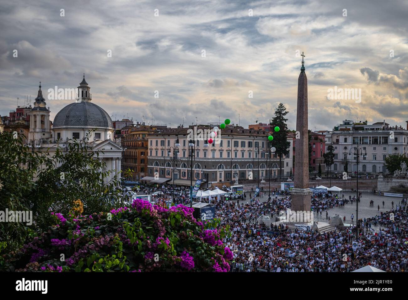 Platz für politische Kundgebung in Rom (Italien) überfüllt. Organisiert von der italienischen rechten Partei Fratelli di Italia unter der Führung von Giorgia Meloni. Stockfoto