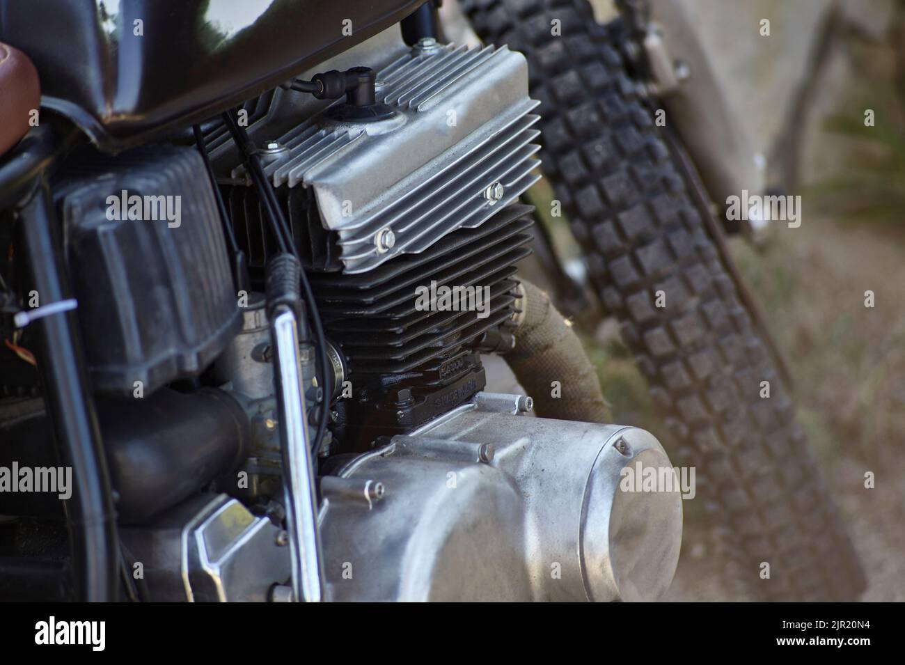 Detail des Kopfes, des Motorgehäuses, des Kurbelgehäuses und anderer verschiedener mechanischer Komponenten eines Viertakt-Benzinmotors, der zu einem alten Jahrgang gehört Stockfoto